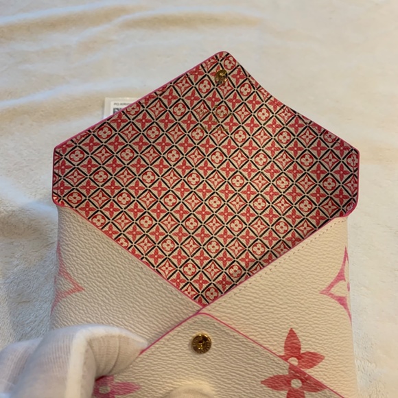 Brand New LOUIS VUITTON By The Pool Medium Kirigami Pochette - Picture 3 of 10